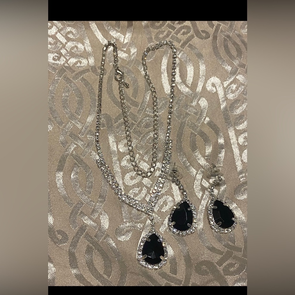 Modern Silver Tone Jewelry Set ~ Earrings and Necklace #9220 💎
